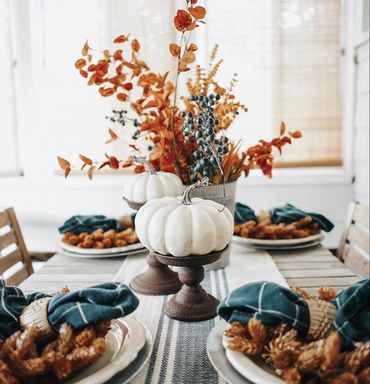 Fall decor pumpkin table